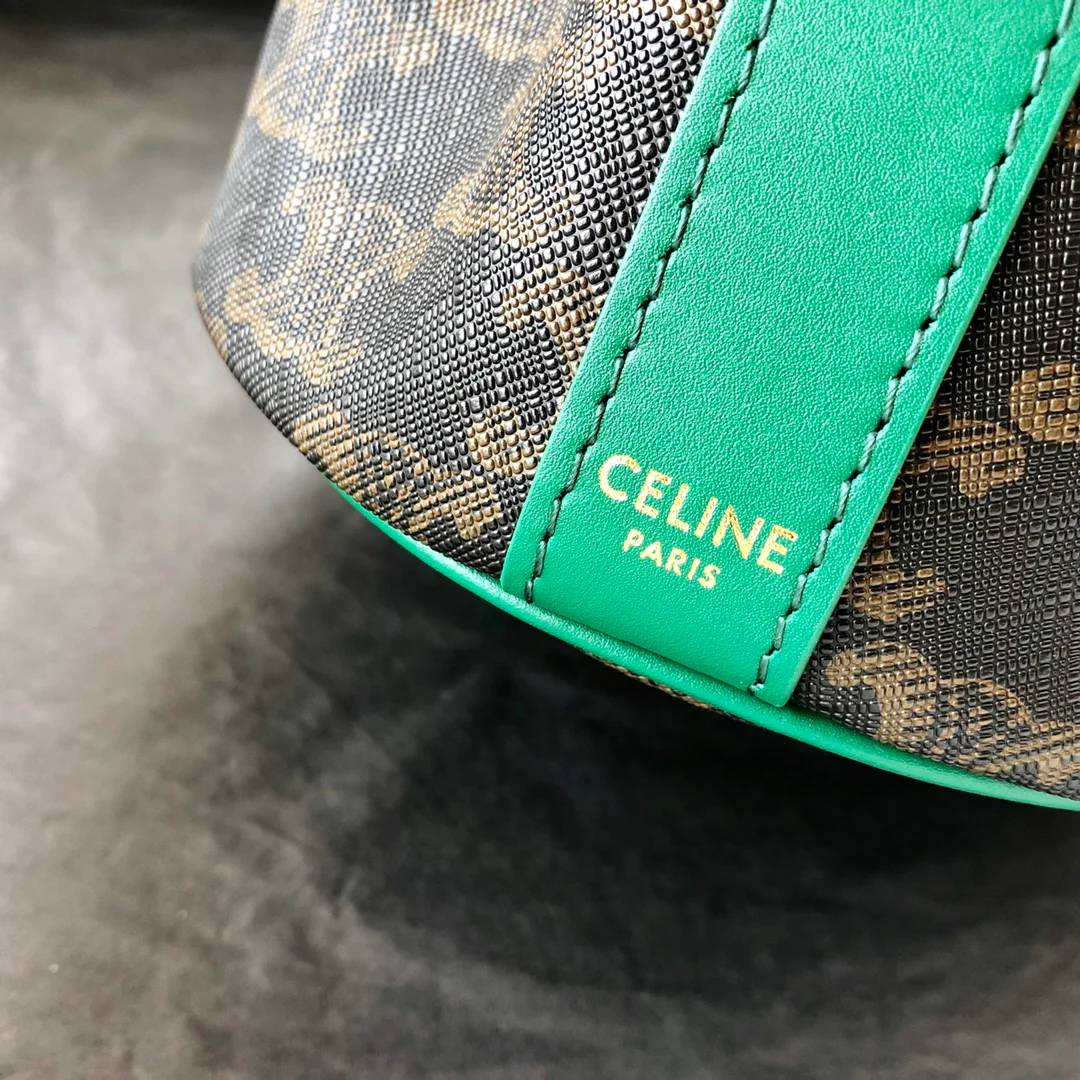 Маленькая холщовая сумка Celine Triomphe на завязках - зеленая с монограммой.