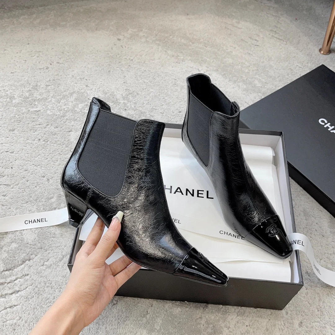 Новинка сезона ?Ранняя осень 2023? от Chanel — ботильоны ?Челси? на низком каблуке — черные.