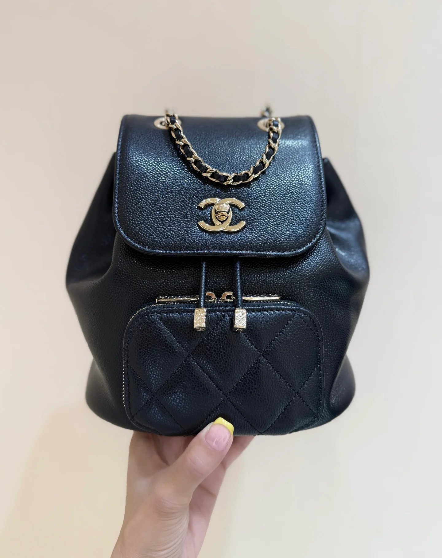 Рюкзак Chanel 25b из кожи личи, черный с золотой фурнитурой.