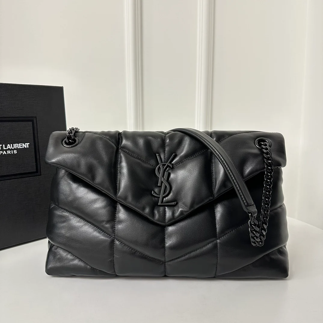 Пуховая сумка YSL Loulou Puffer 35 см из стеганой овечьей кожи цвета ?облако? — черная с черной пряжкой.