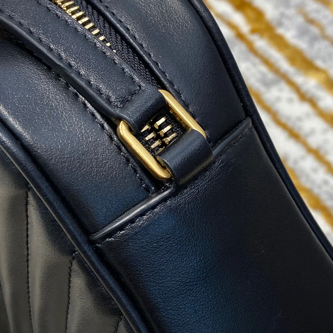 Фотосумка YSL Lou Bag — черная с золотой фурнитурой.