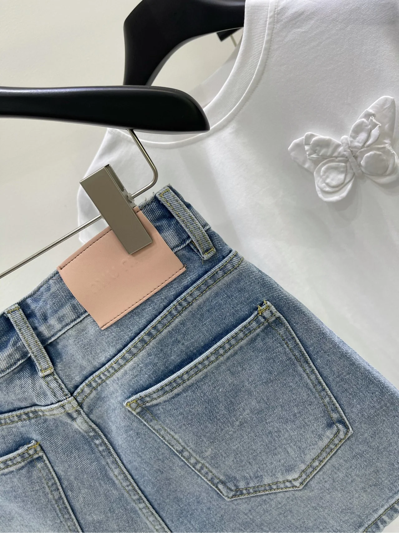 Miu Miu-2404 - Светло-голубые джинсовые шорты с золотой надписью