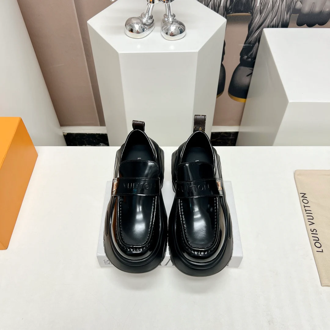 Весенняя новинка LV 2023 — повседневные туфли на платформе с закругленным носком.