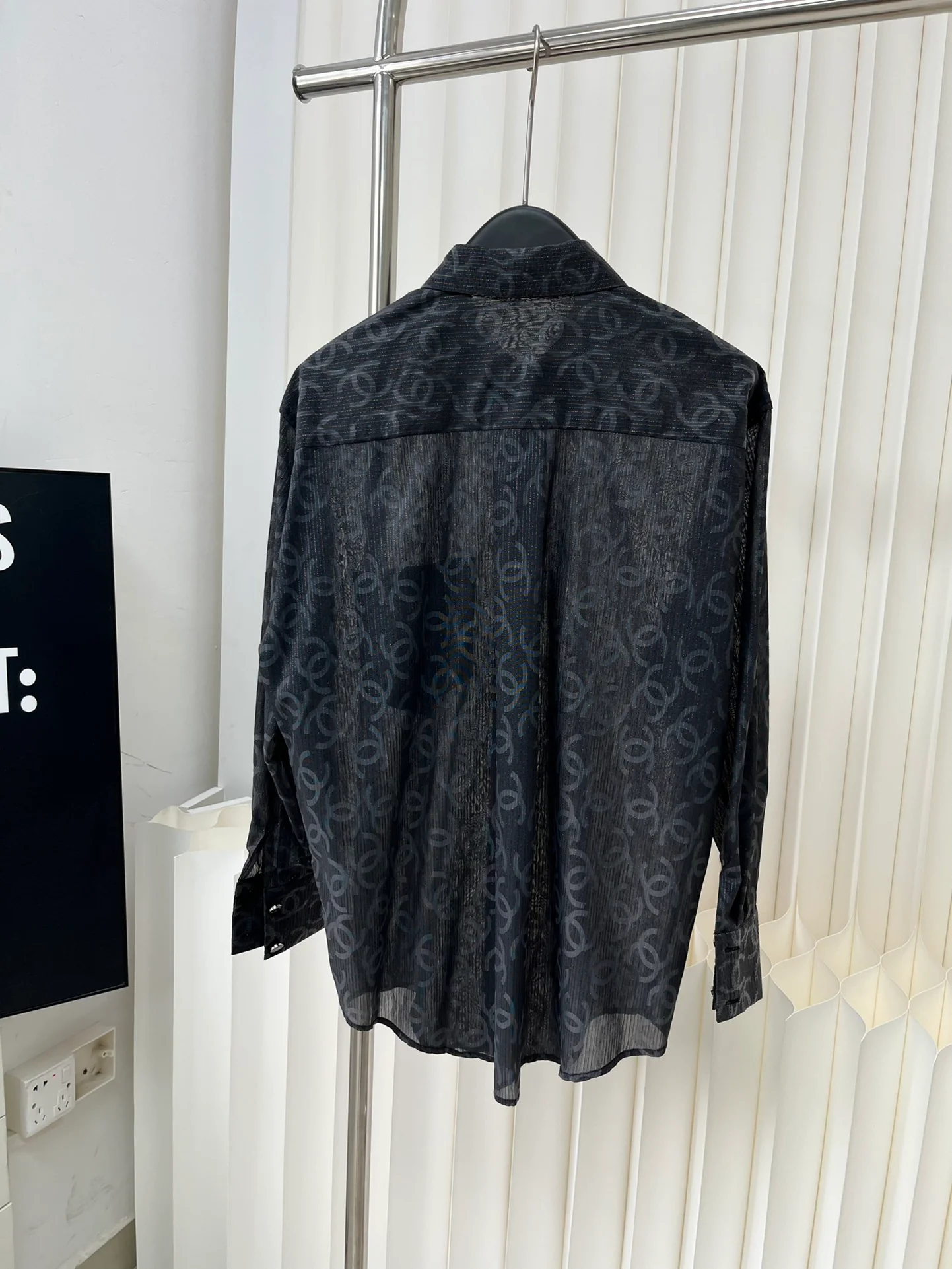 Рубашка Chanel 2403 с двойным С-образным воротником и темным узором - черная