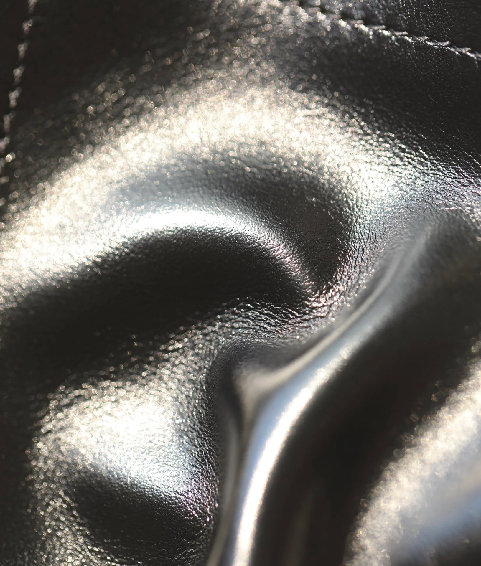 Сумка Chanel 22 (горизонтальный дизайн) - черная с золотой фурнитурой.