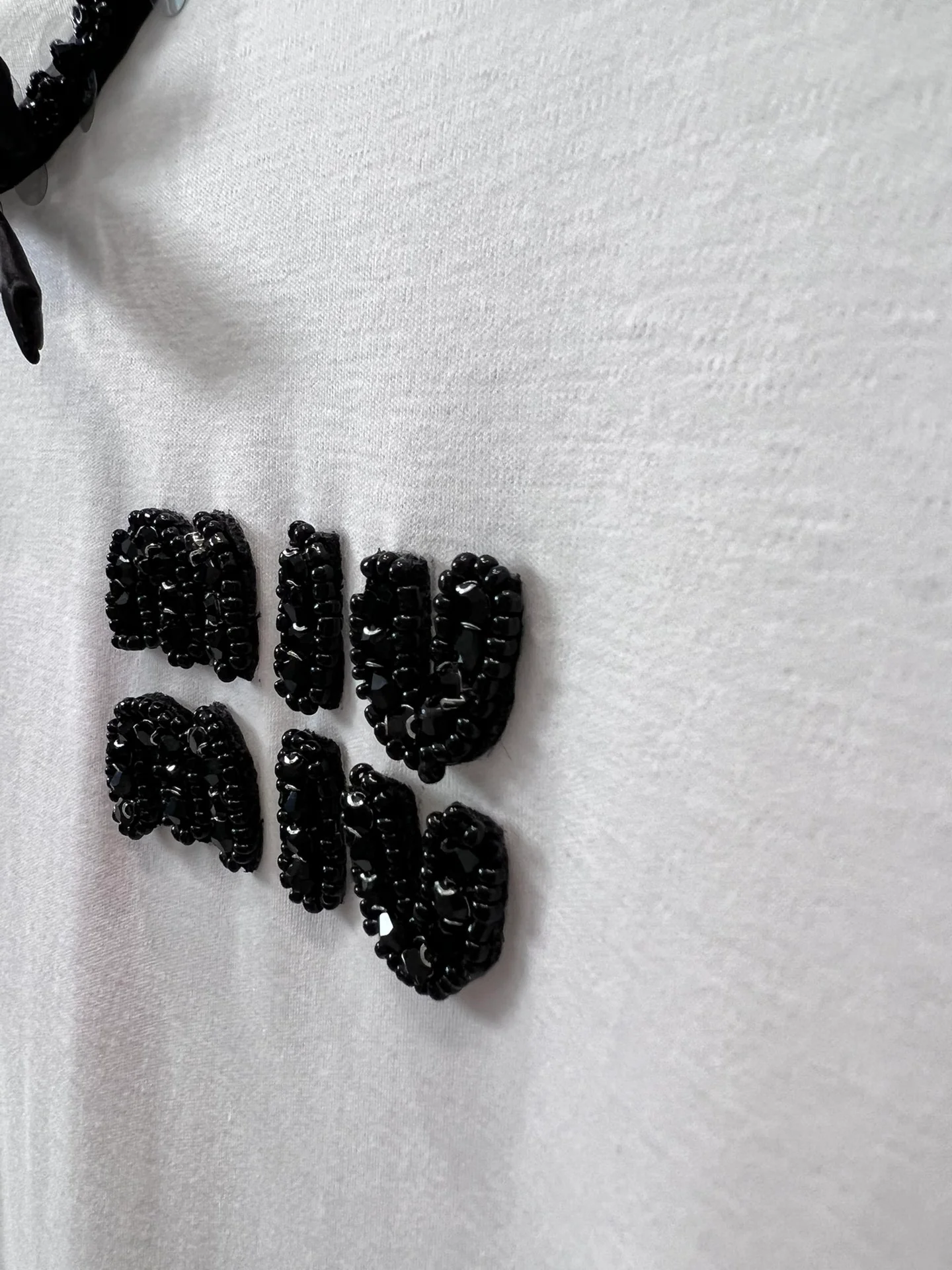 Miu Miu-2404-24 Новая модель для ранней весны: галстук ручной работы с бисером и бантом в виде буквы, футболка с коротким рукавом и круглым вырезом.