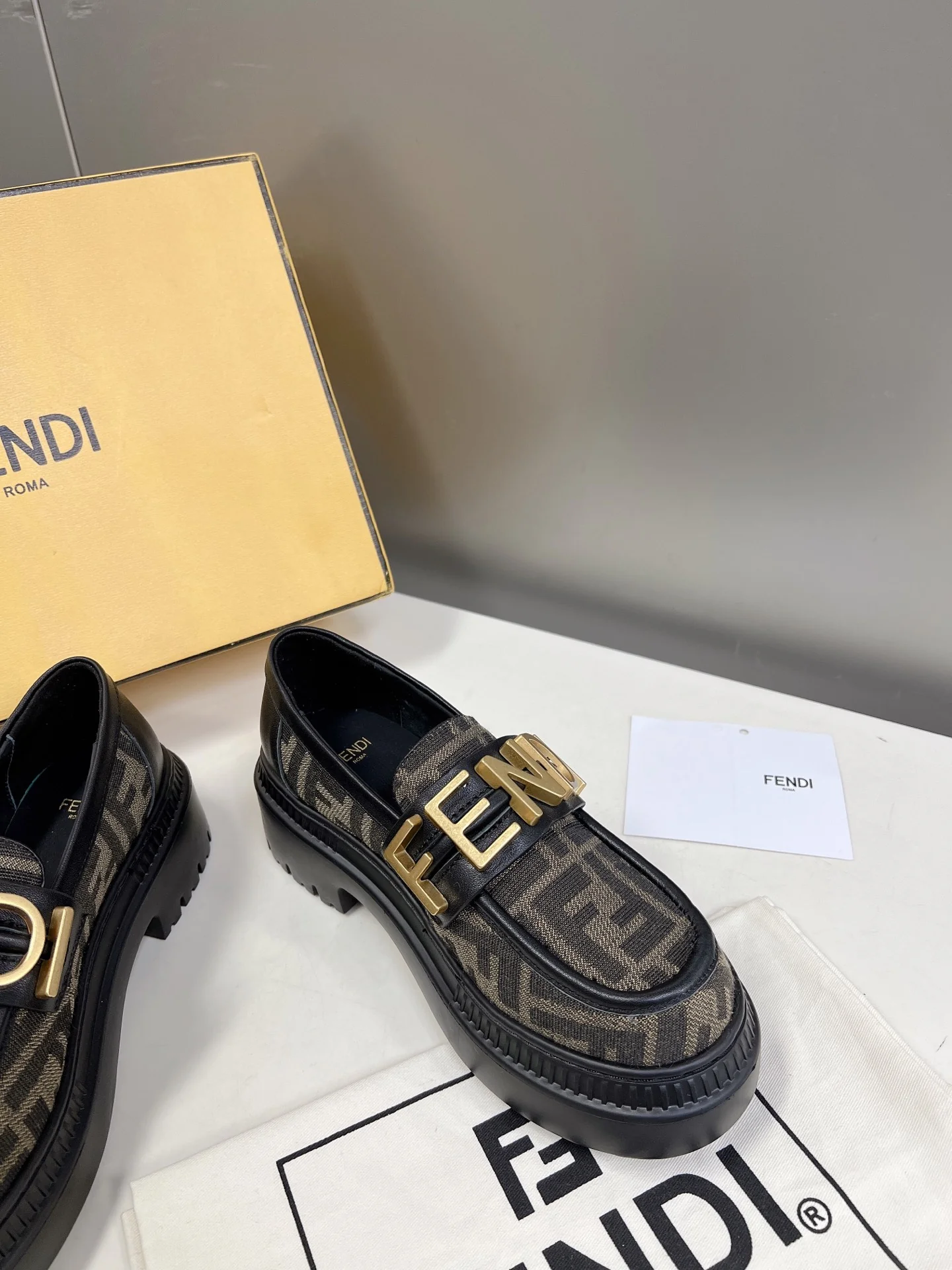 Новинка весны 2022 года от Fendi - Туфли с афро-буквами - Коричневые