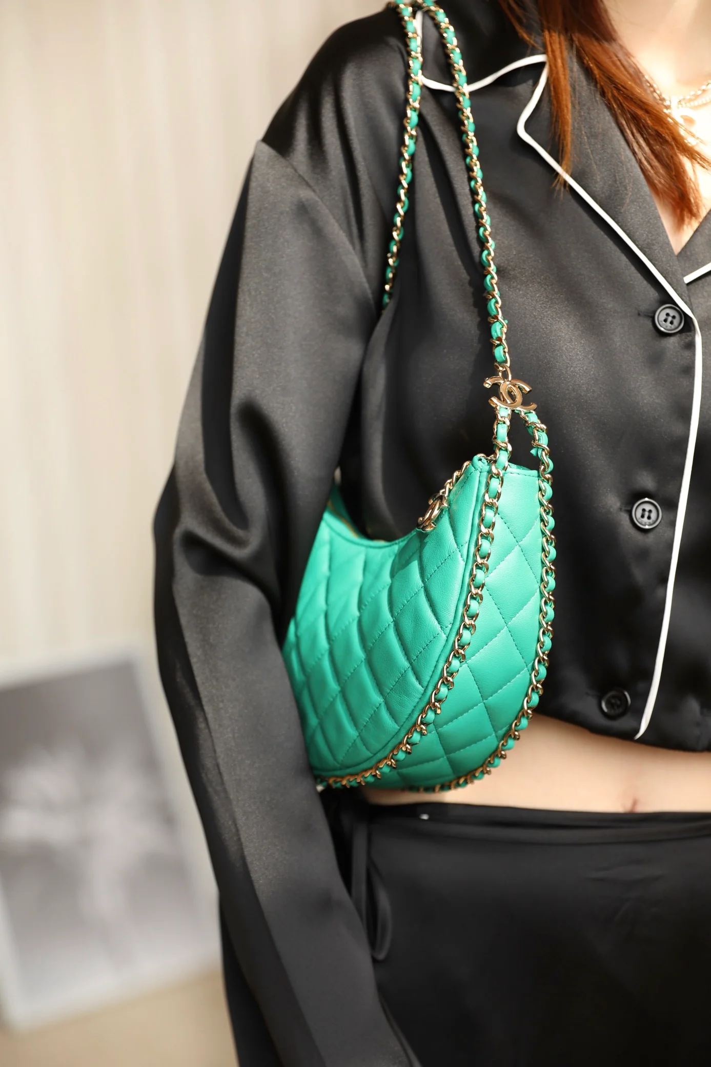 Новинка сезона весна/лето 2023 от Chanel - сумка ?Полумесяц? - маленькая - зеленая - фотографии на теле.