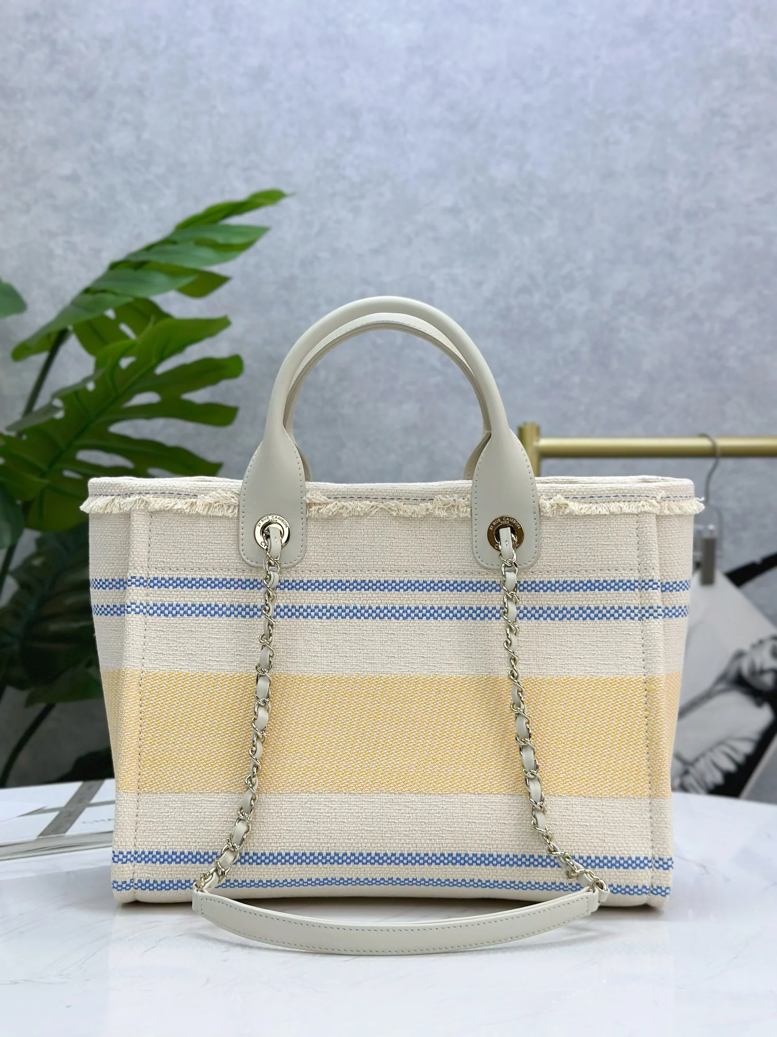 Пляжная сумка Chanel 25c, косметичка, ярко-желтая.