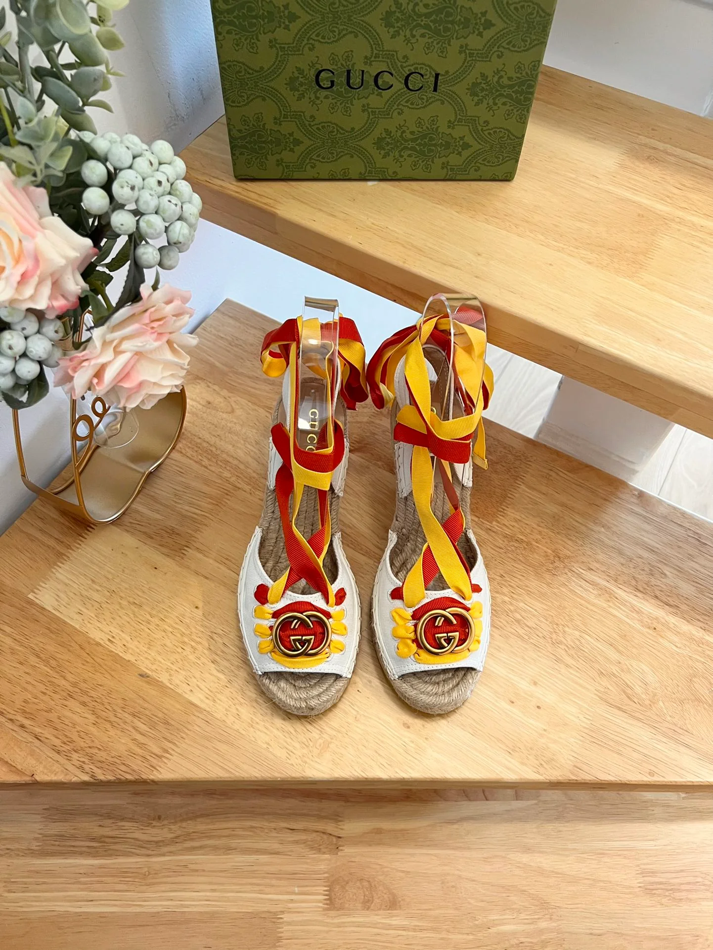 Новинка весны 2023 года от Gucci - Соломенные сандалии на танкетке - Белые