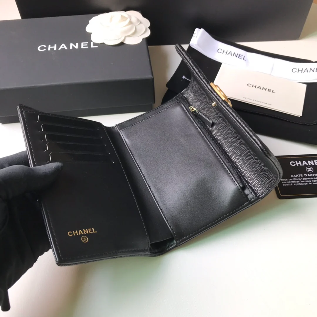 Чехол Chanel Le Boy Tri-fold Frame - из черной кожи цвета личи с золотой пряжкой.