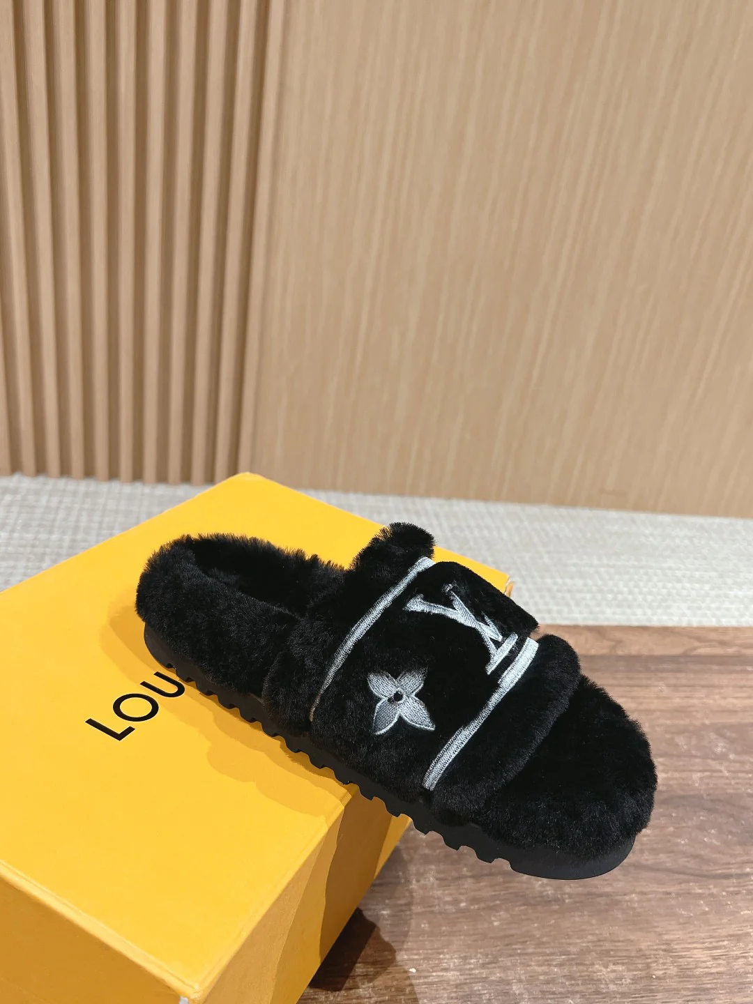 Шерстяные тапочки LV-2024 на плоской подошве - черные
