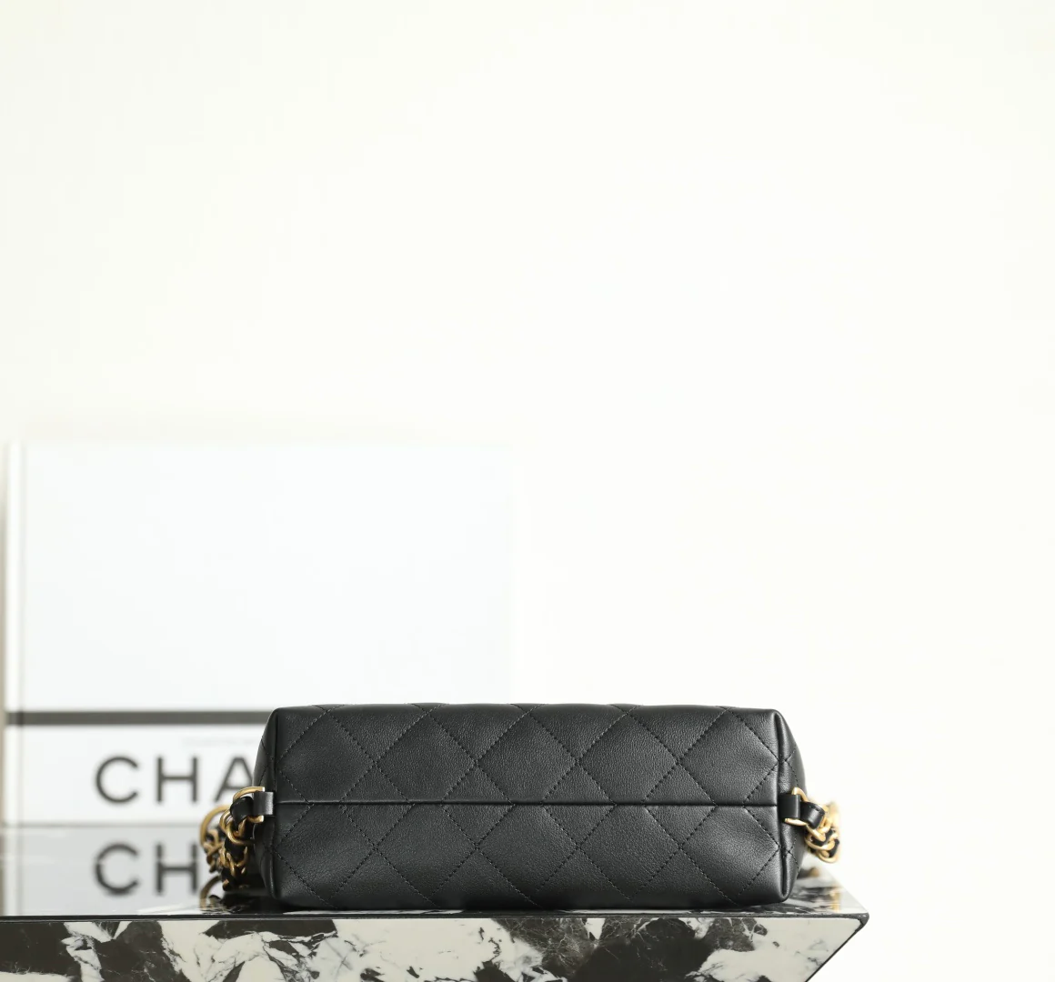 Рюкзак Chanel весна/лето 2020, маленький, черный с золотой пряжкой.