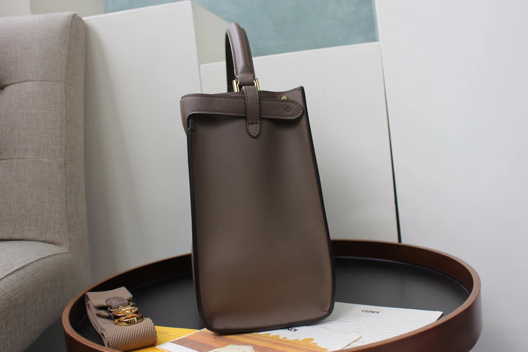 Сумка Fendi Peekaboo Lite Medium из темно-коричневой кожи.