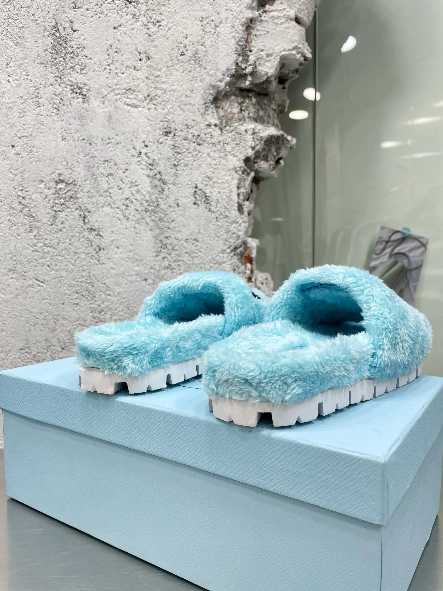 Новинки Prada осень/зима 2022 — Меховые тапочки — Стиль знаменитостей — 3