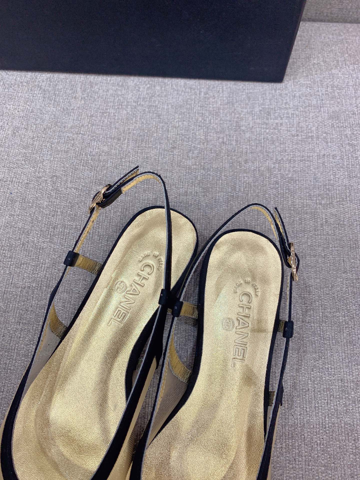 Классические сандалии-балетки Chanel с золотистым носком.