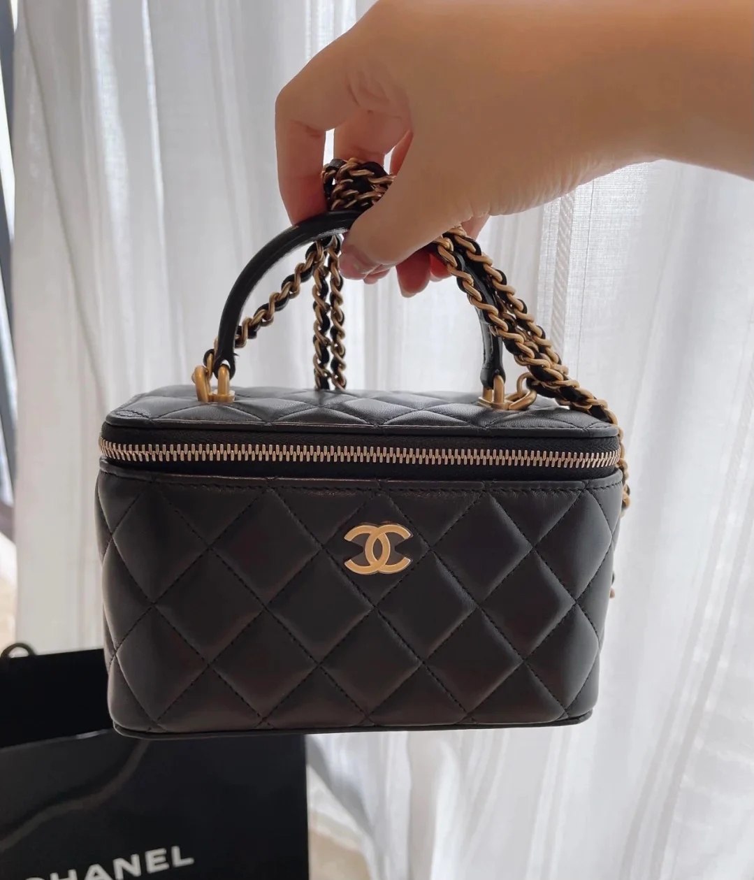 Сумка-коробочка Chanel с кожаной ручкой, длинная, черная.