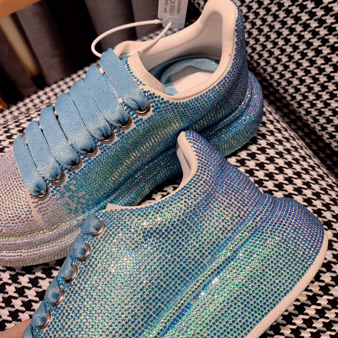 Классические белые кроссовки McQueen — серебристо-голубые с отделкой из страз.