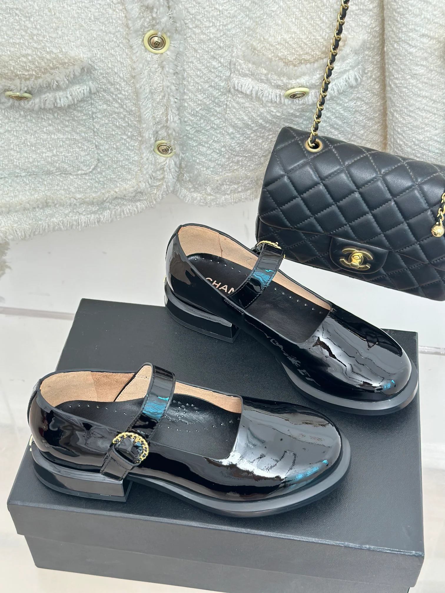 Новинка осенней коллекции Chanel 2023 — Классические туфли Мэри Джейн — Черные