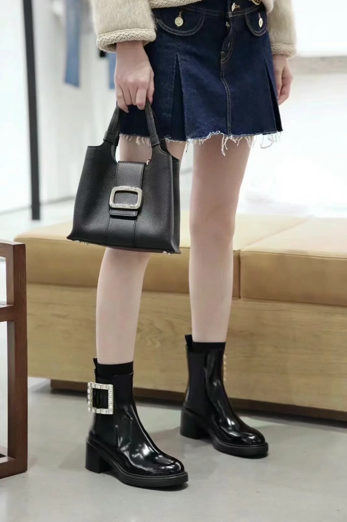 Ботильоны RV-2024 из лакированной кожи с бриллиантовой пряжкой - черные