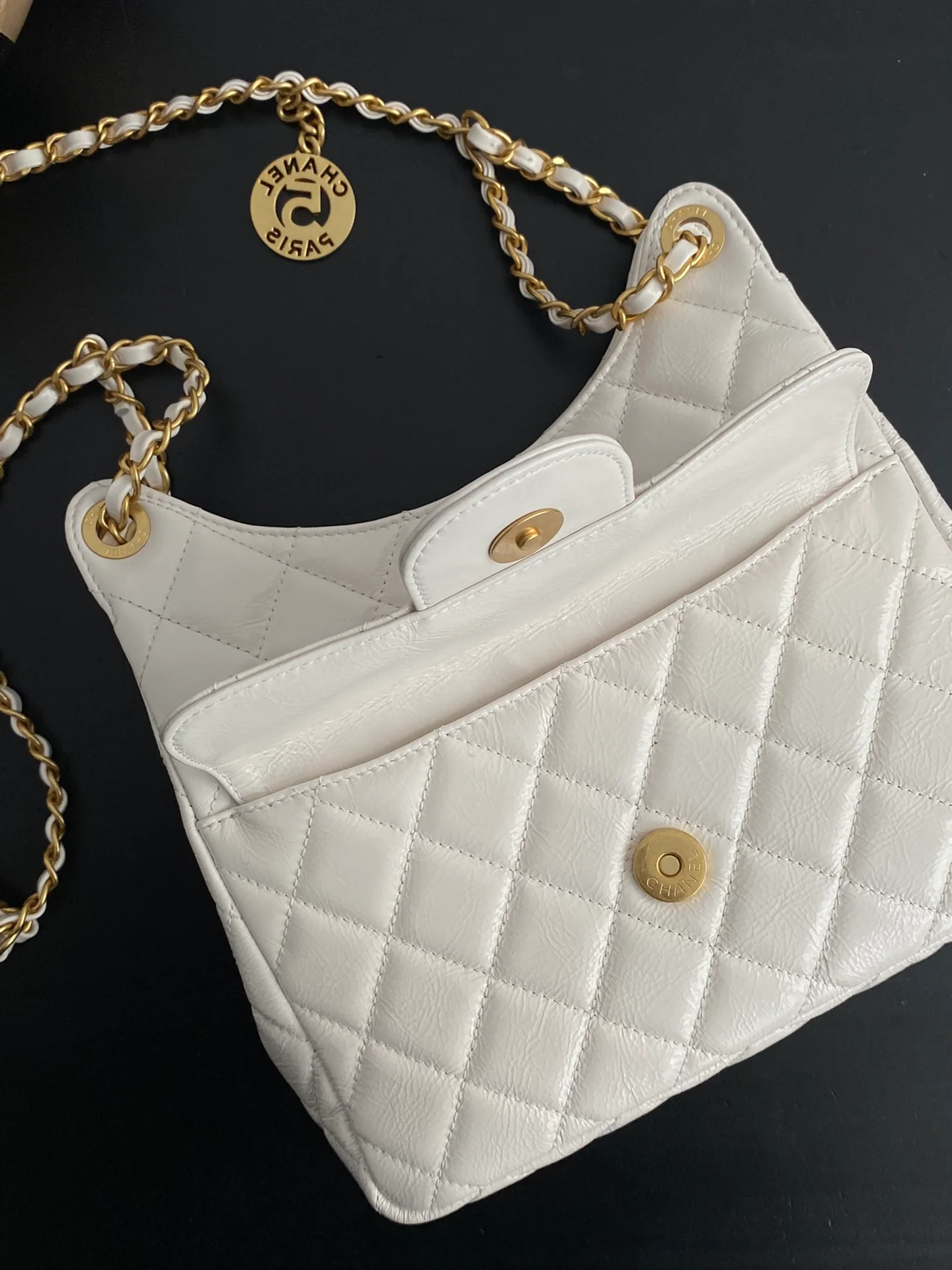 Коллекция Chanel ?Ранняя весна 2023? — сумка-хобо в стиле хиппи — маленькая — белая