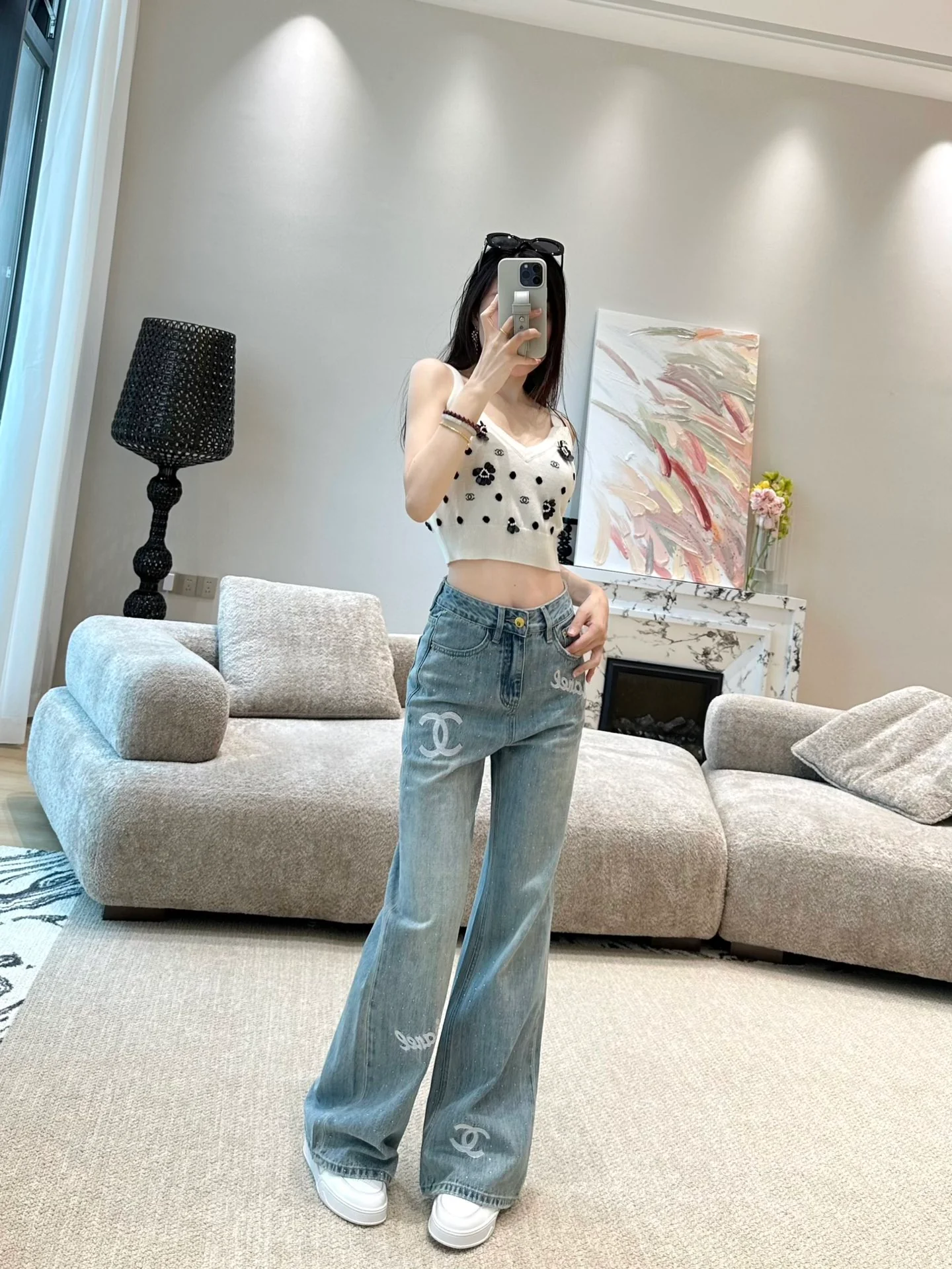 Джинсы Chanel 2403 с вышитым логотипом и цветовыми блоками - белые