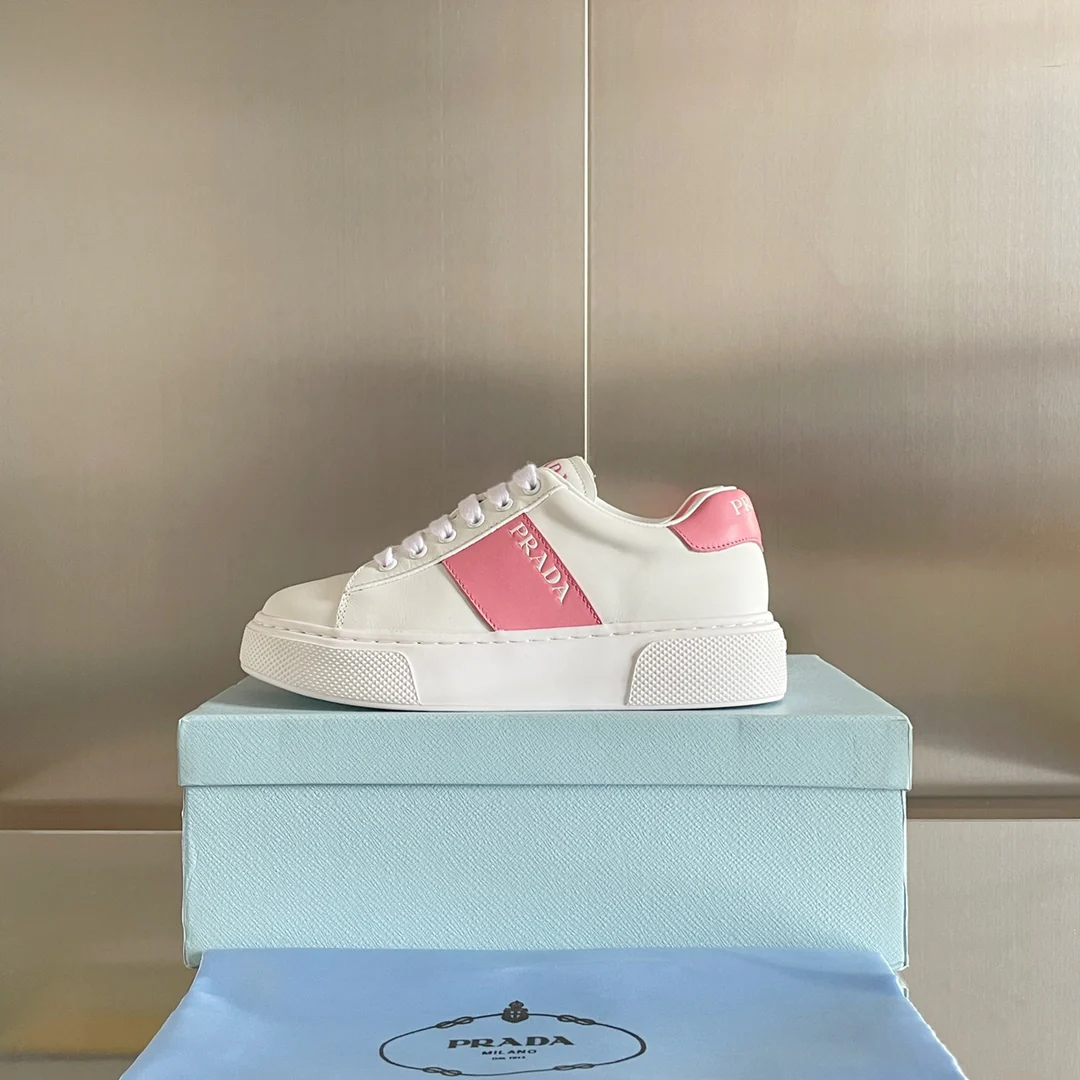 Prada, коллекция ?Ранняя весна 2022? — повседневные туфли на платформе — 13