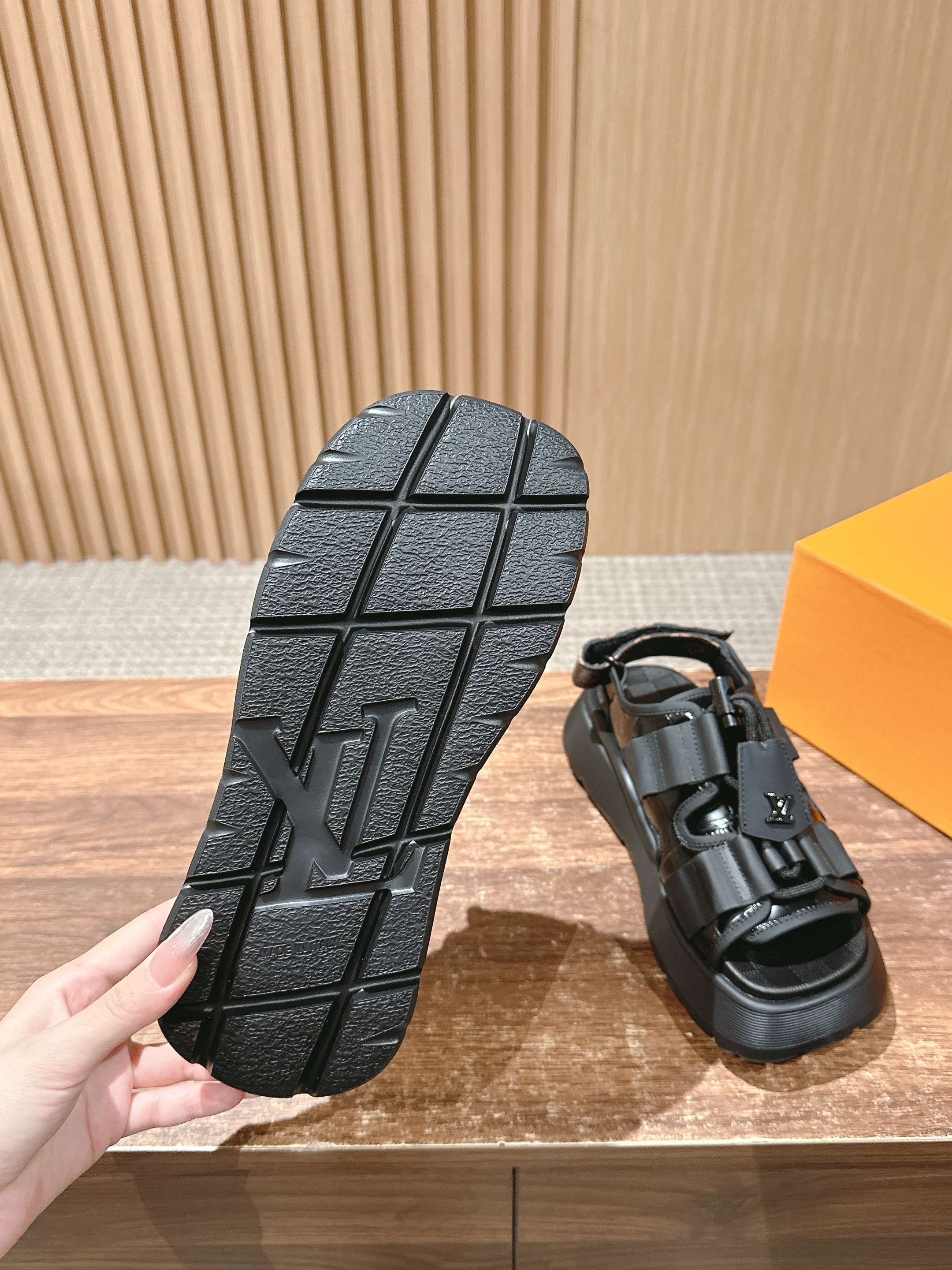 Новая коллекция LV ?Ранняя весна 2025? — сандалии на липучках — черные.