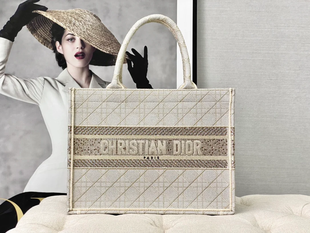 Сумка Dior Booktote с вышивкой золотой проволокой и бриллиантами - 37x30x16 см