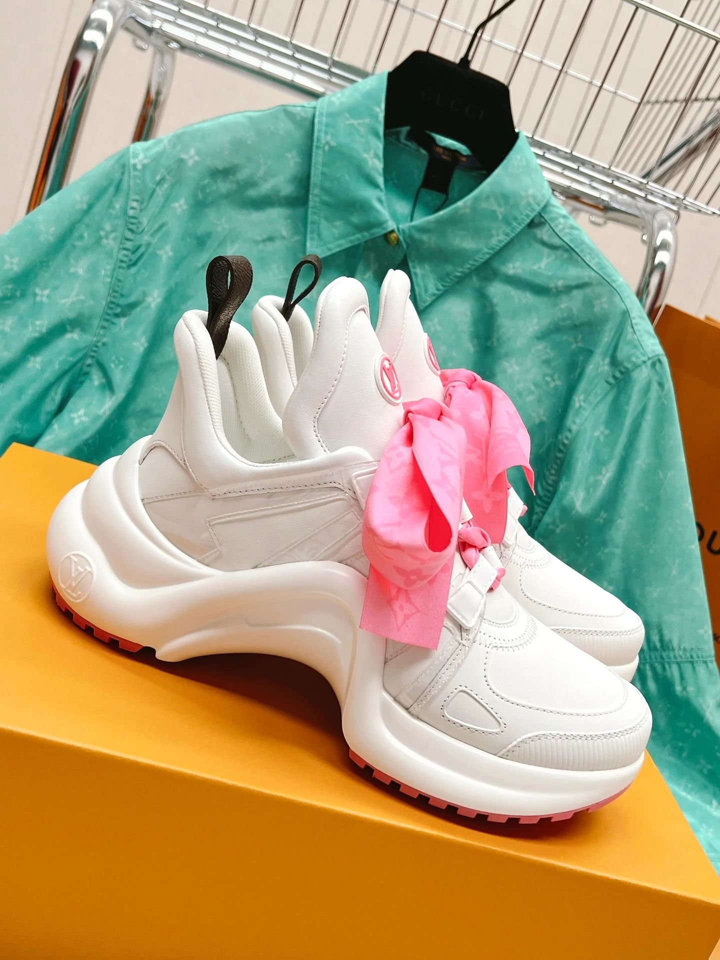 Новые поступления LV Archlight - массивные кроссовки на шнуровке с бабочками - розовые на шнуровке