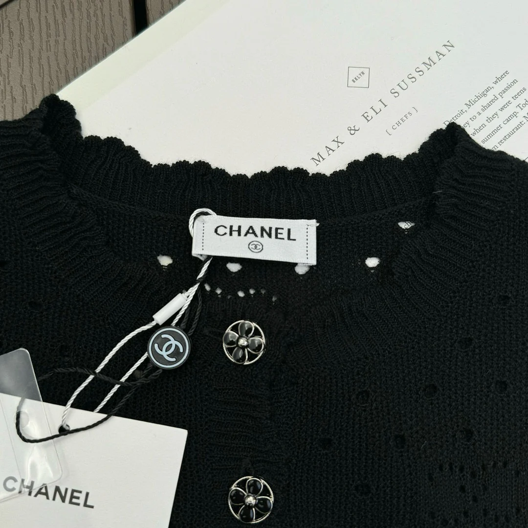 Новинка весны/лета Chanel 2403: вязаный ажурный топ крючком – свежий и элегантный свитер в стиле Chanel – черный.