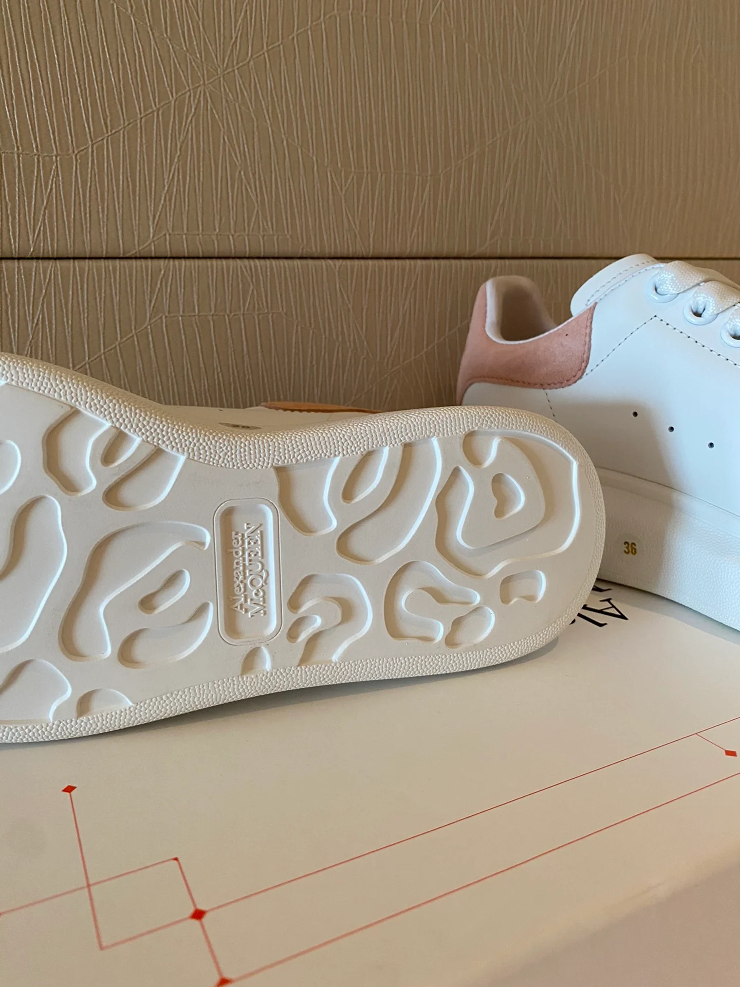 Классические белые кроссовки McQueen с замшевой подошвой и светло-розовым каблуком