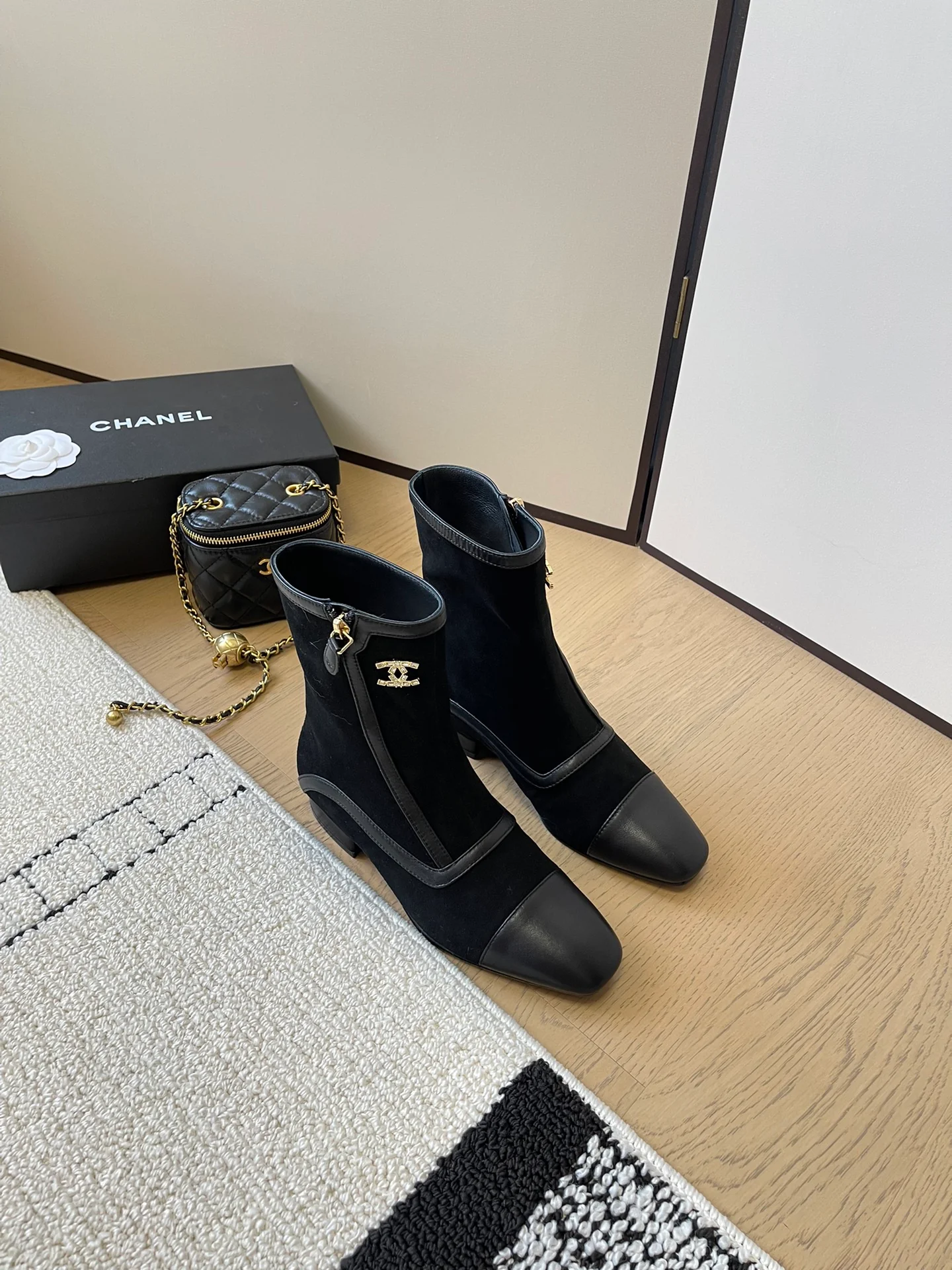 Ботильоны Chanel 2024 с острым носком - черные