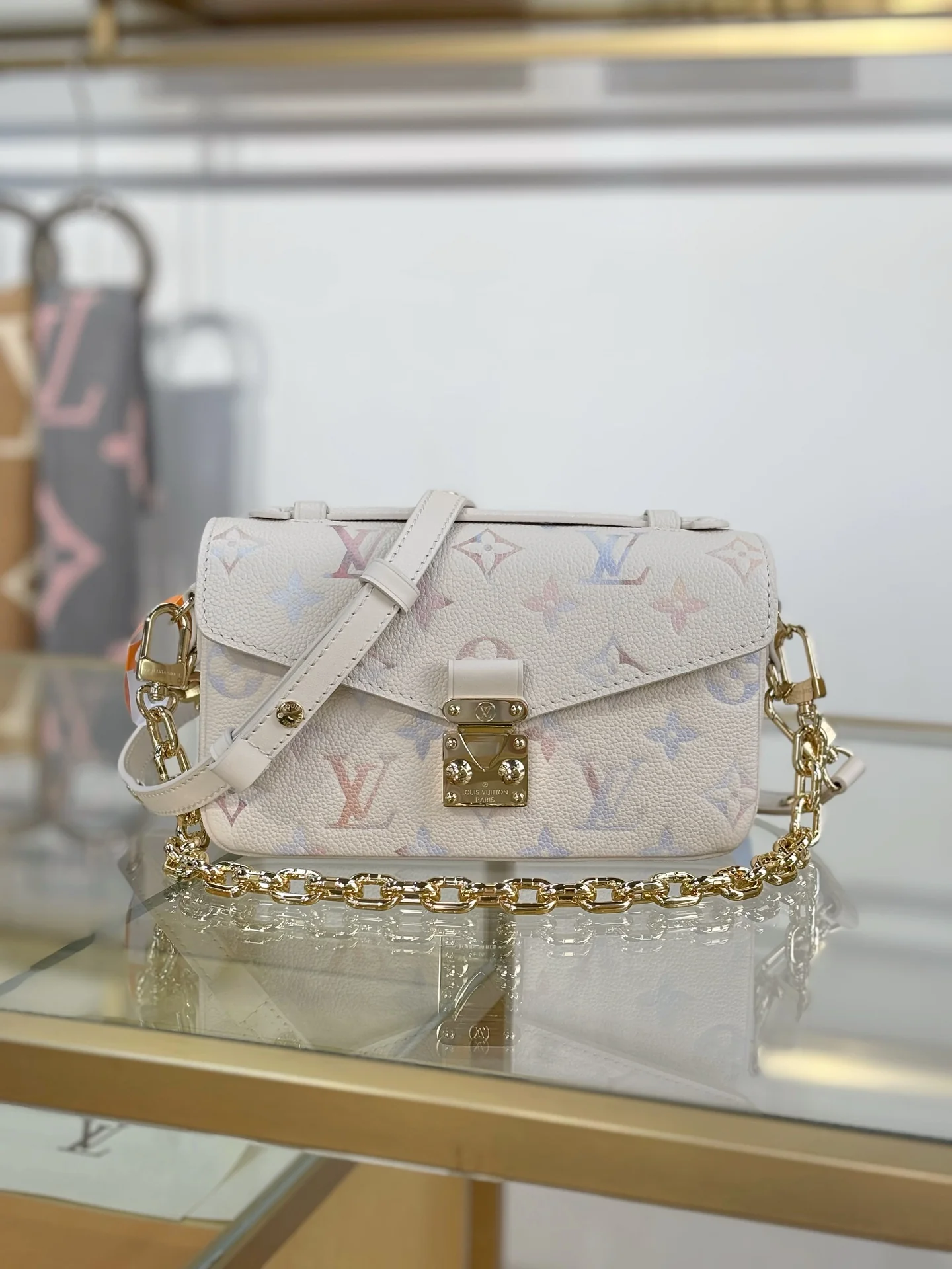 LV-m25682-pochette-metis-east-west-handbag