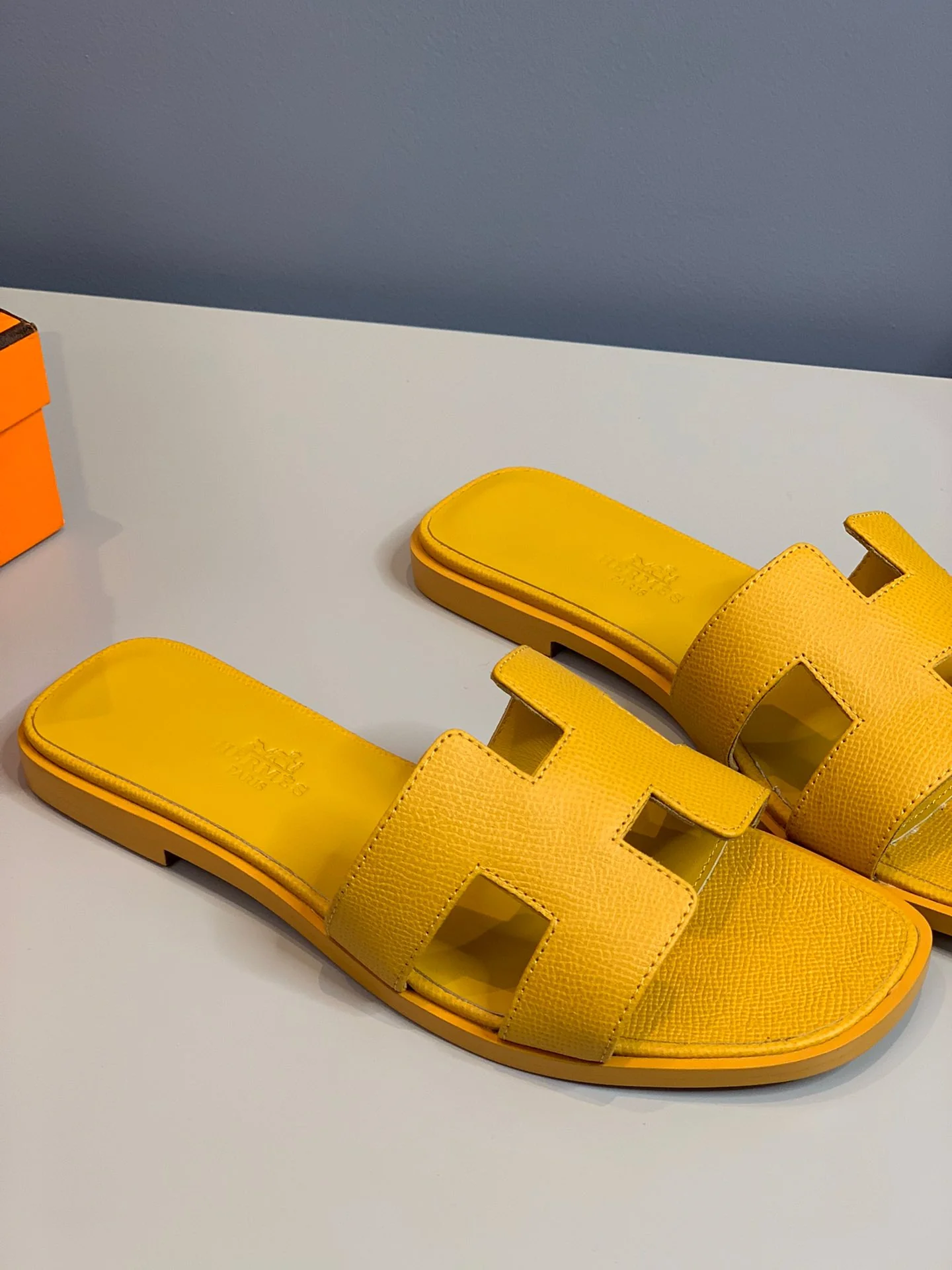 Новинка 2022 года от Hermes - Тапочки с отпечатком руки в форме буквы H - Желтые