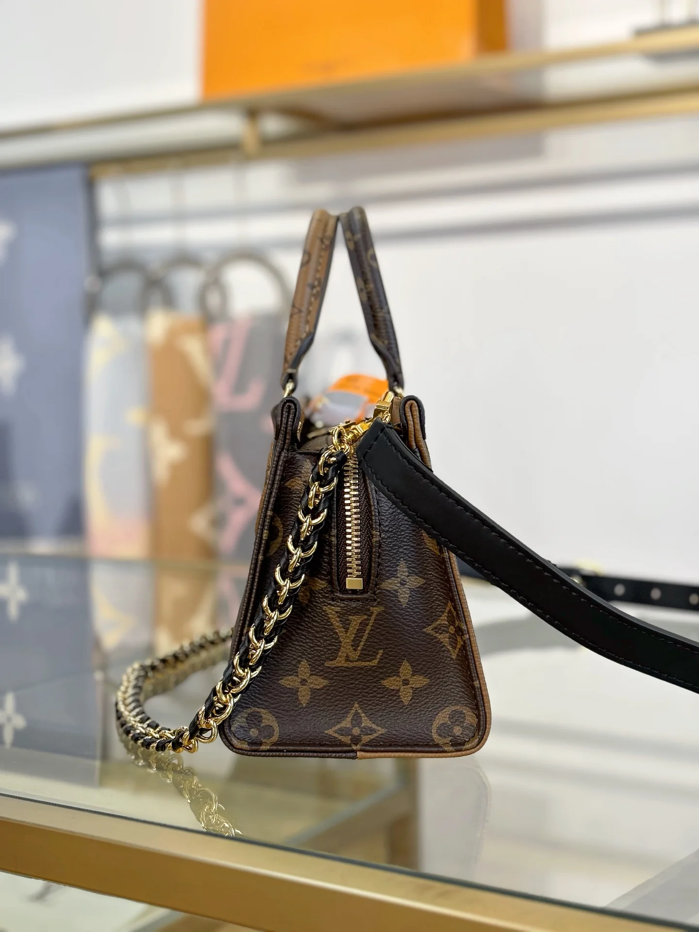 LV-mb163c-onthego-east-west-chain-handbag-classic monogram