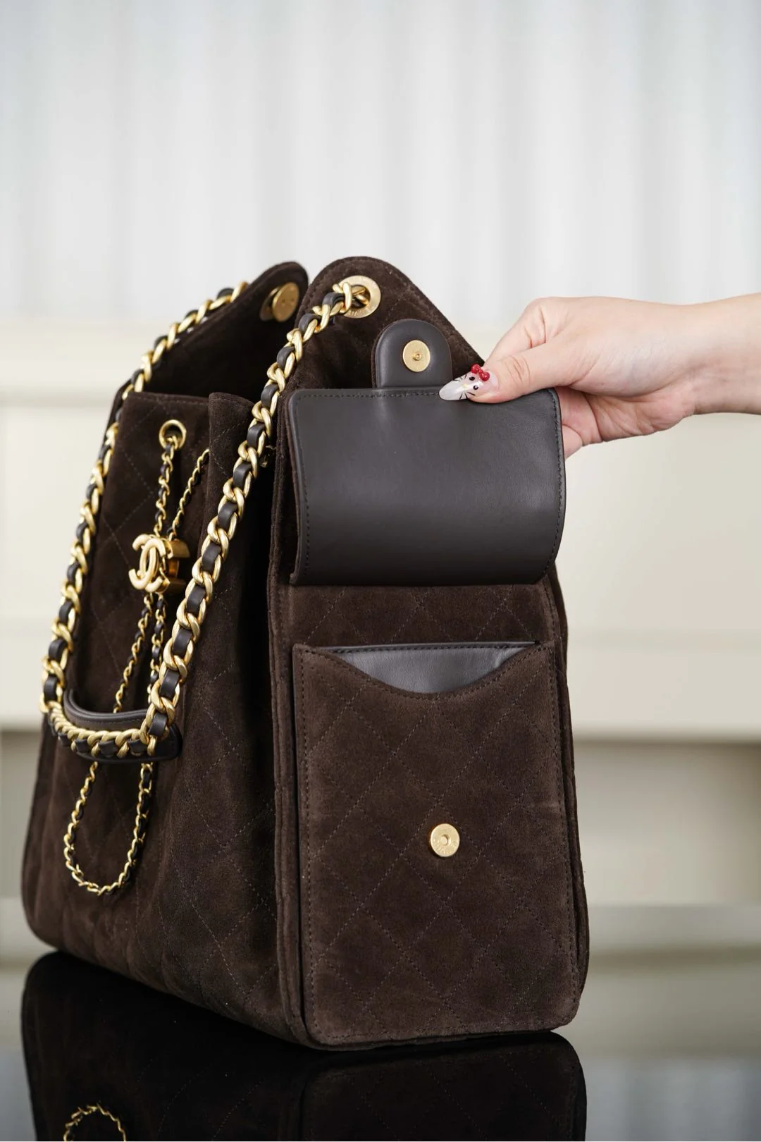 Сумка-ведро Chanel на завязках - замшевая сумка-хобо - большая, коричневая - золотистая фурнитура