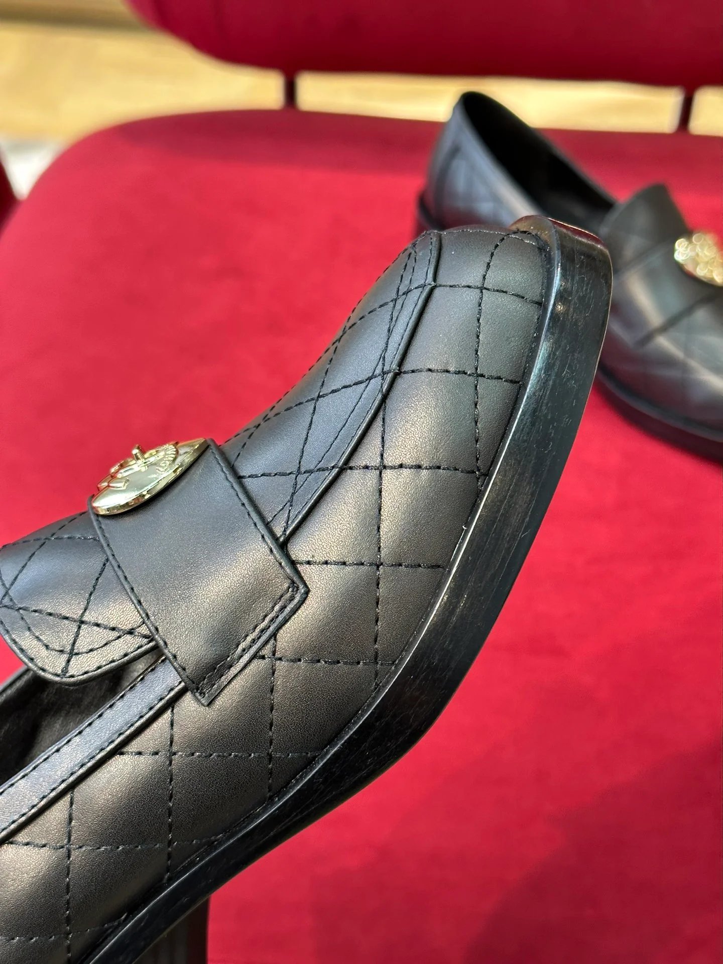 Новинка 2023 года от Chanel - Кожаные лоферы в форме сердца - Черные