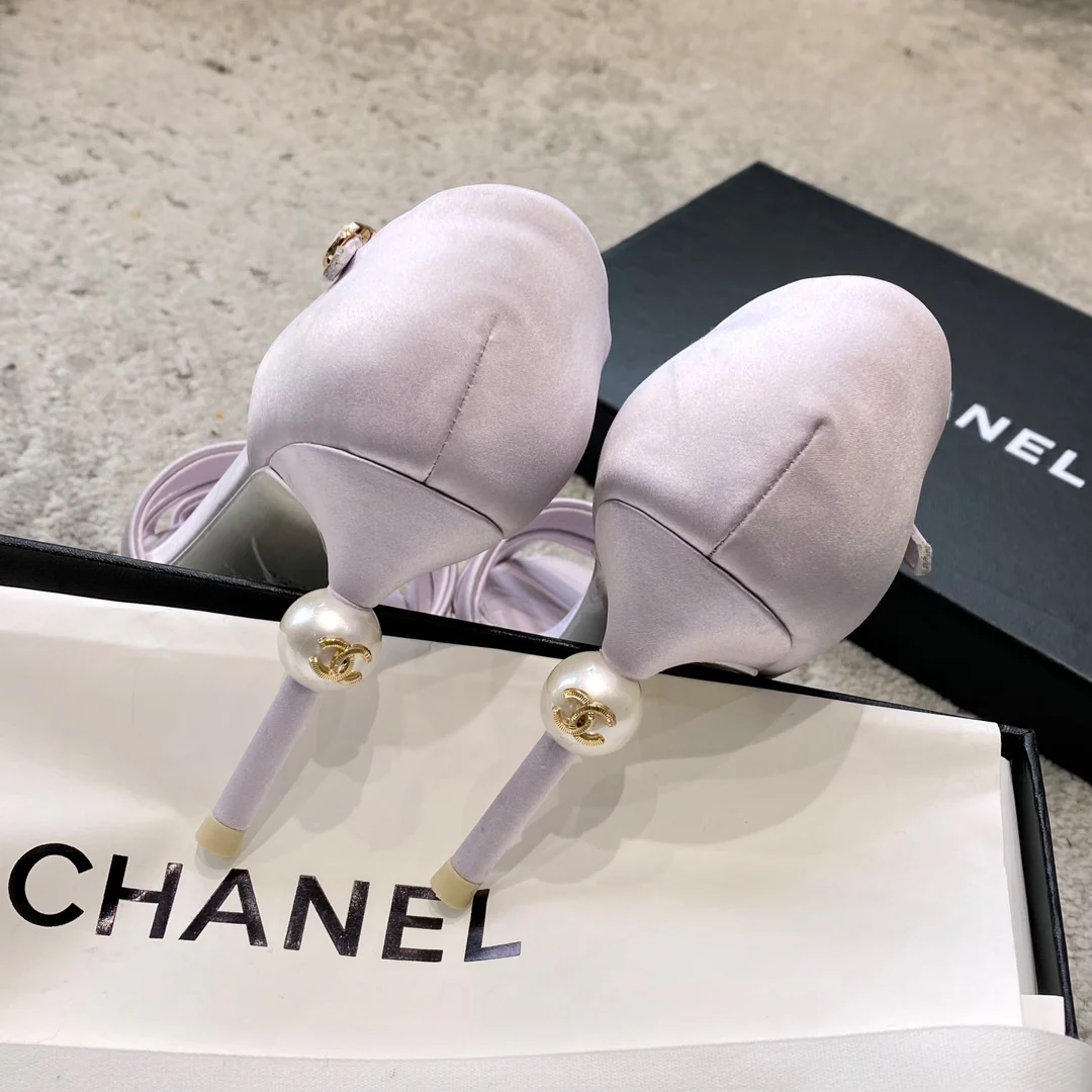 Новинка сезона весна/лето 2023 от Chanel - Босоножки на высоком каблуке с жемчужной отделкой - высота 8-5 см - Светло-фиолетовые