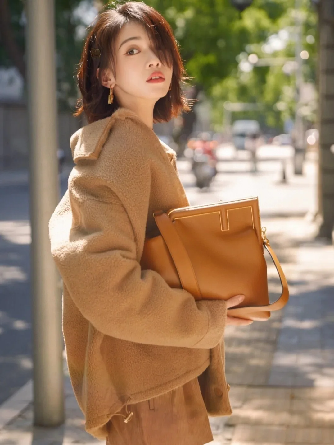 Коричневая кожаная сумка Fendi