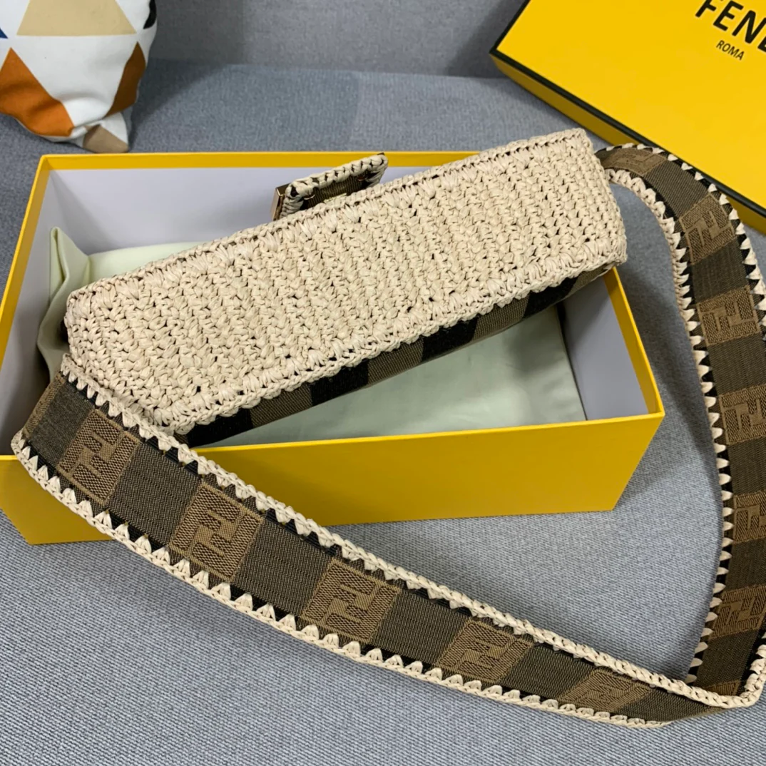 Сумка Fendi Baguette Medium из соломы