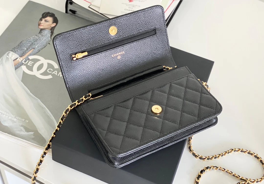 Chanel - Классическая брошь WOC - Черная кожа личи, золотая пуговица