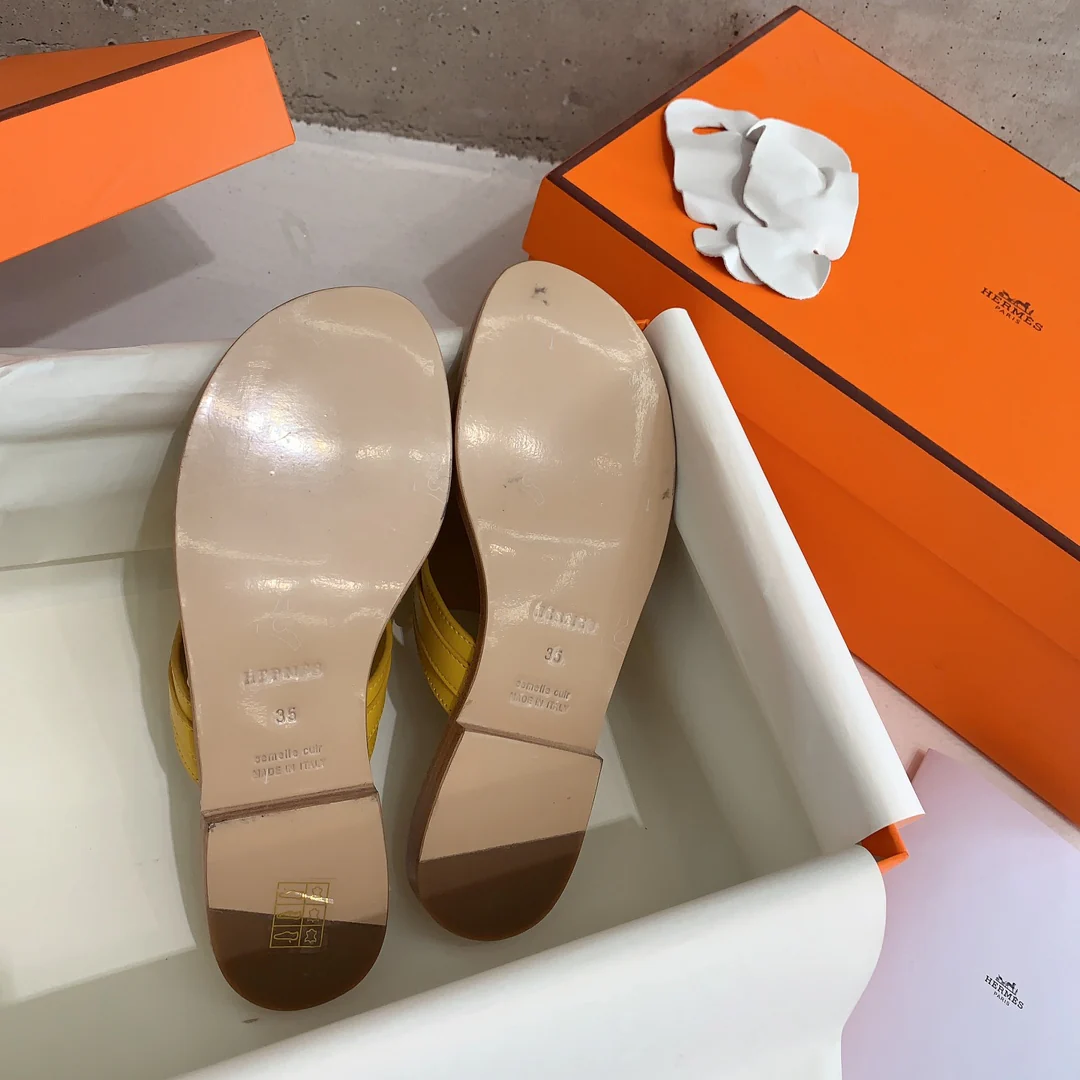 Шлёпанцы Hermes Kelly — горчично-жёлтые
