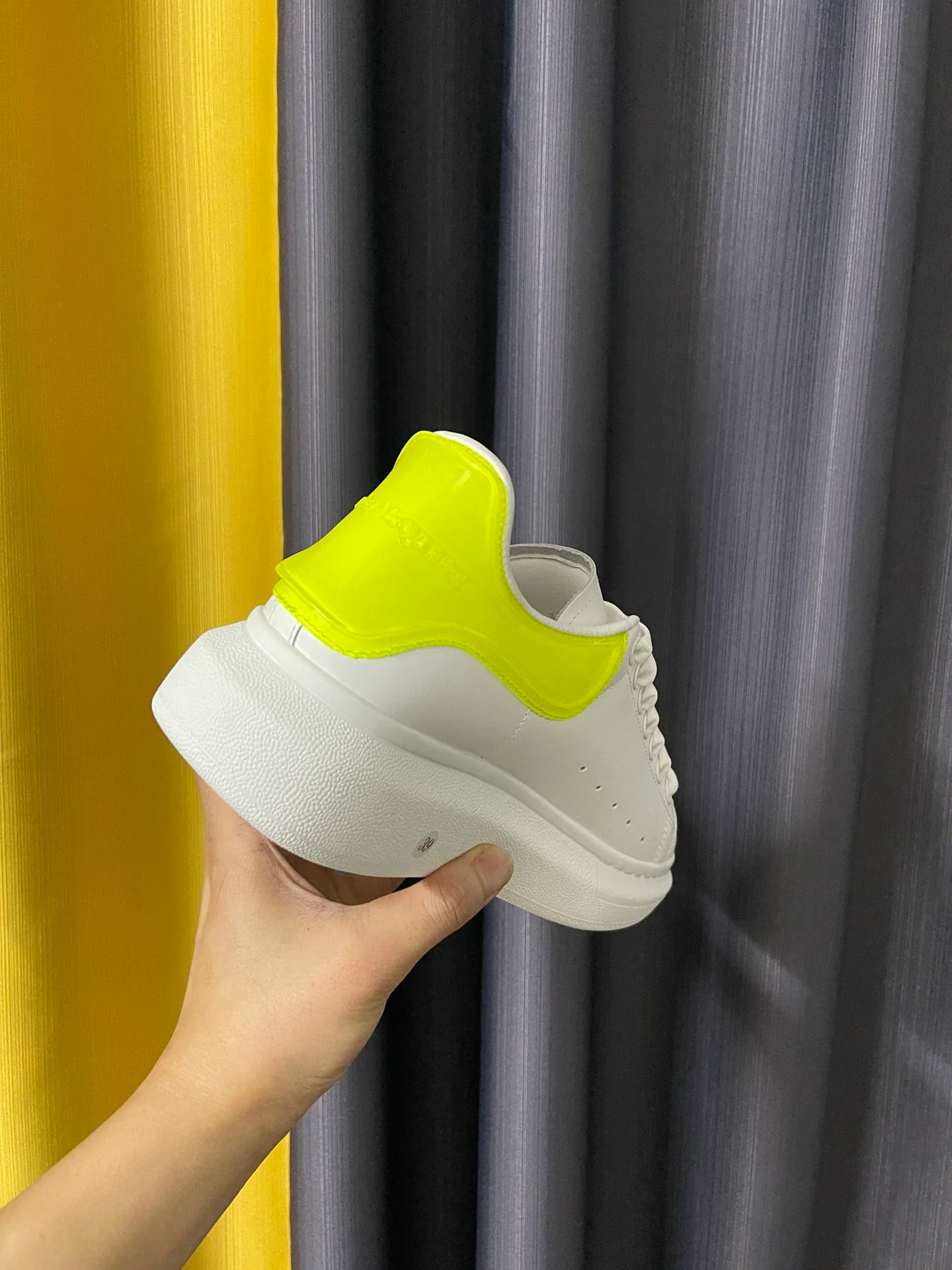 Классические белые кроссовки McQueen - унисекс - флуоресцентно-желтый каблук из искусственной кожи - премиум-издание