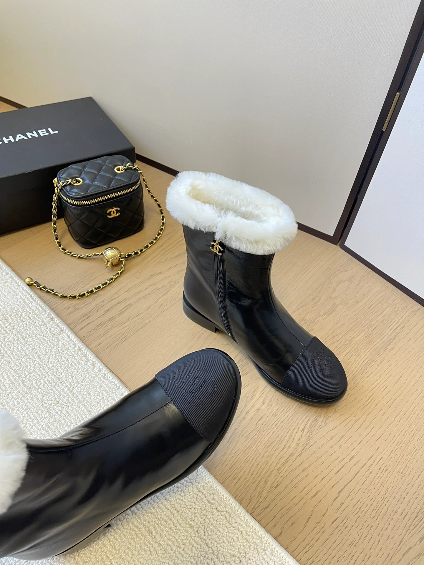 Снежные сапоги Chanel 2024 — черные