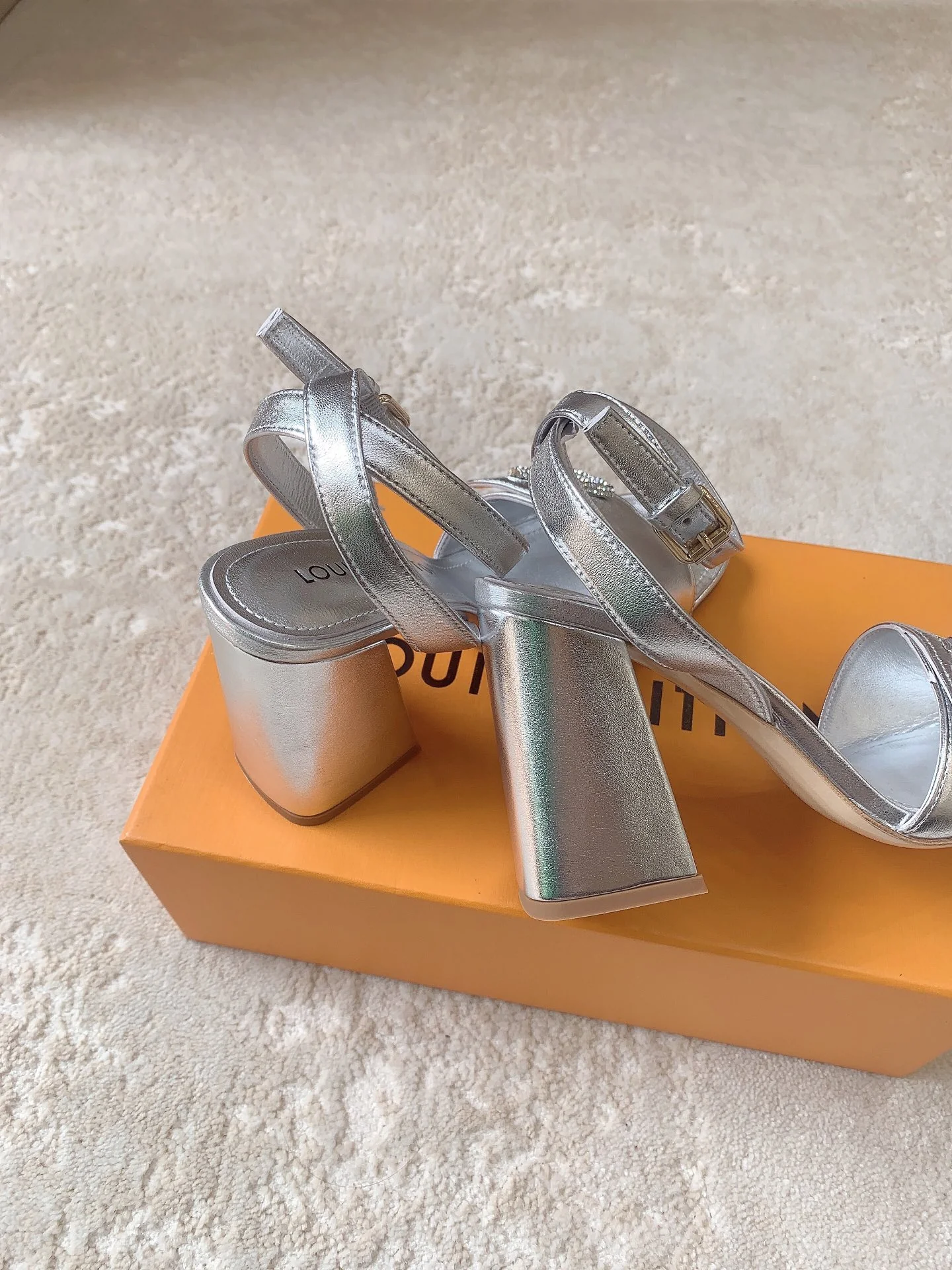 Новинка сезона весна/лето 2023 от LV - Босоножки на высоком каблуке - Серебристые