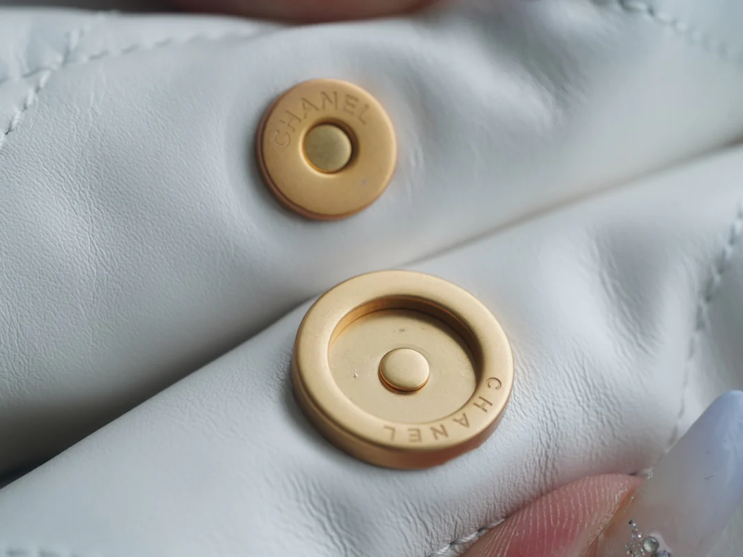 Сумочка Chanel No. 22 — маленькая, из белого золота.