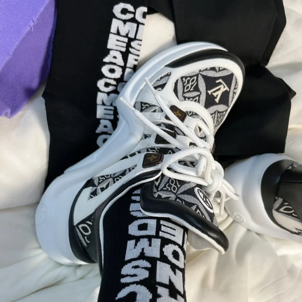 Обувь LV - массивные кроссовки с вышивкой LV - черно-белые