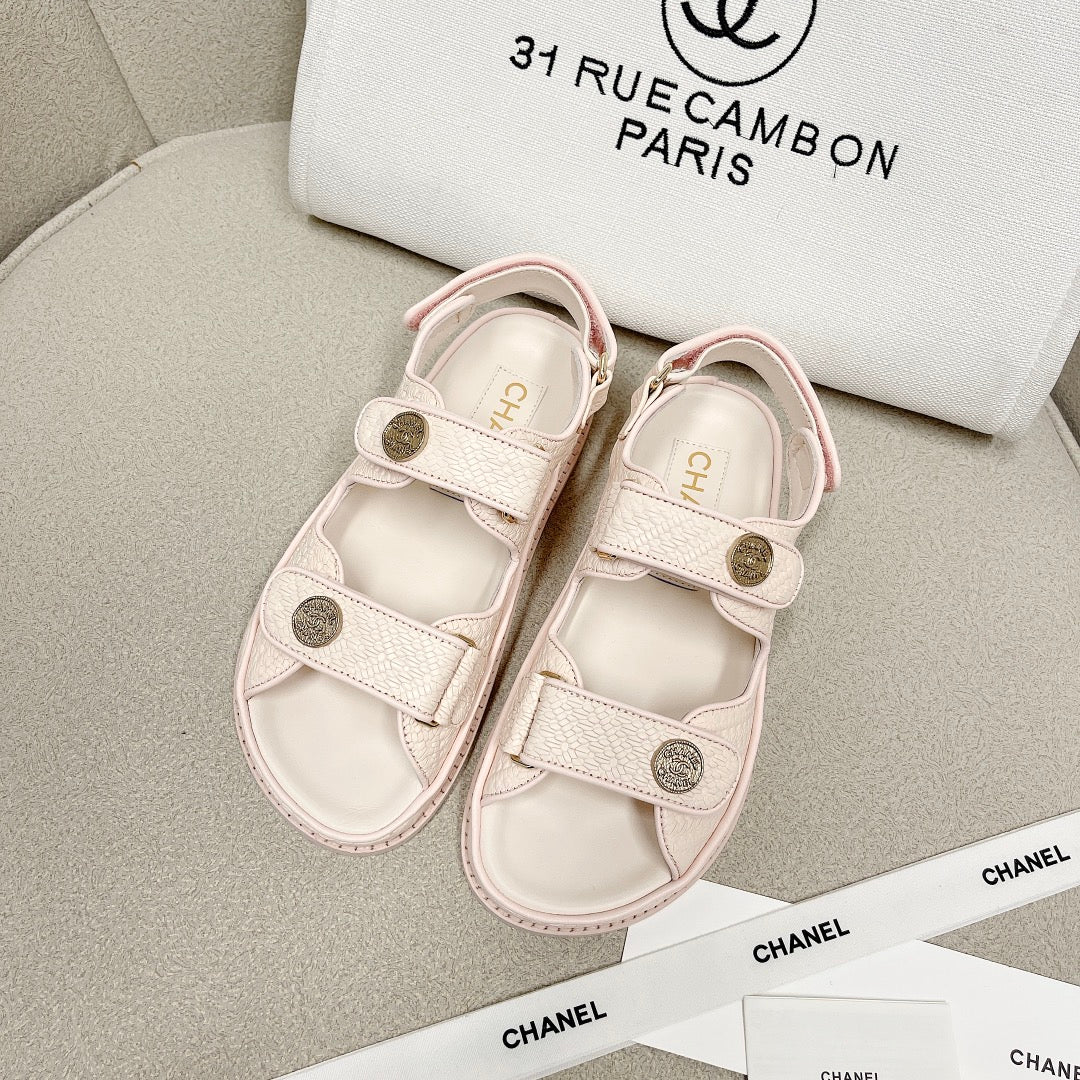 Chanel - светло-розовые кожаные сандалии в клетку