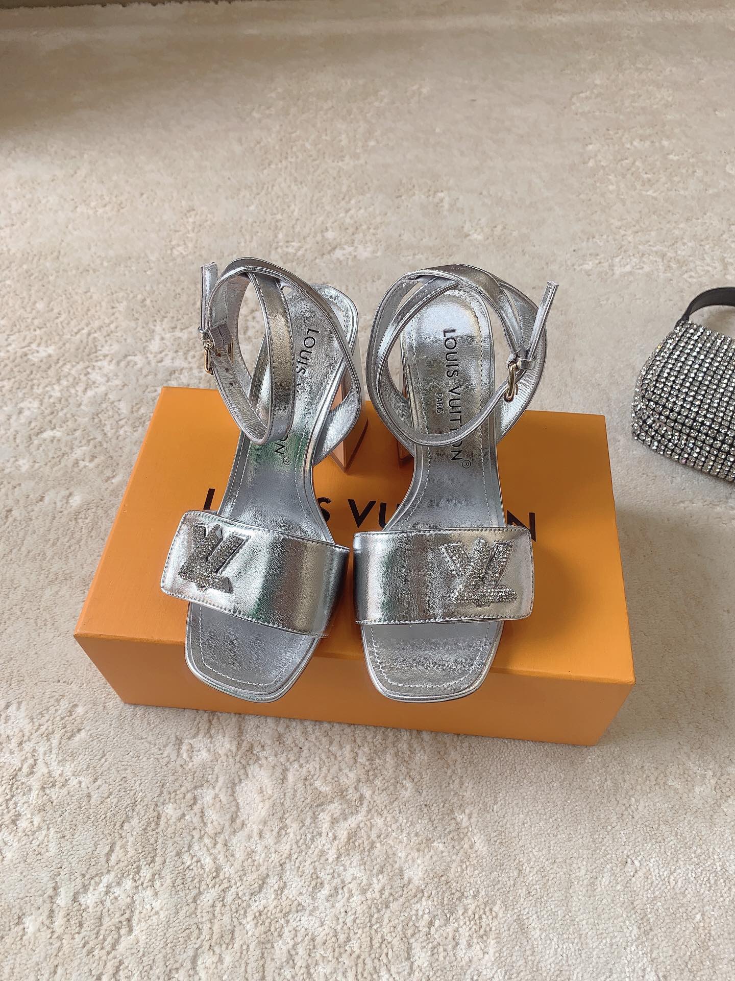 Новинка сезона весна/лето 2023 от LV - Босоножки на высоком каблуке - Серебристые